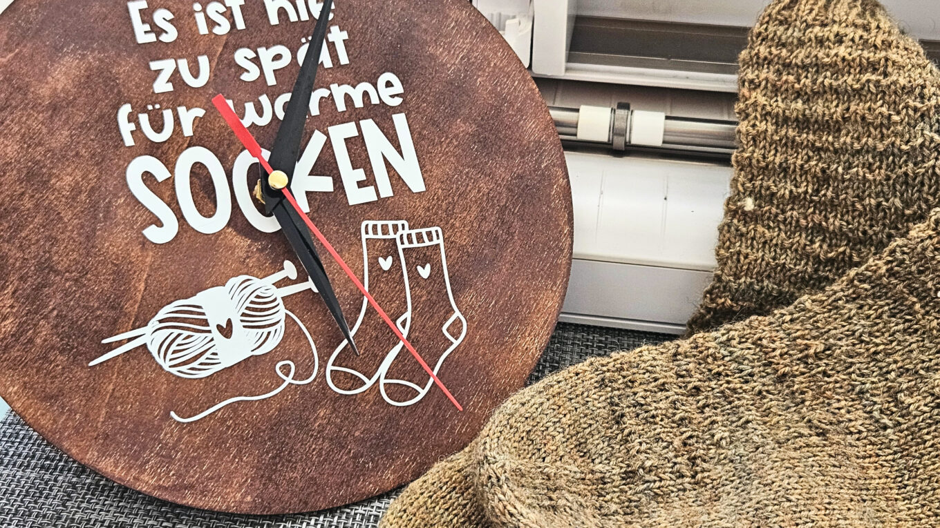Es ist nie zu spät… für warme Socken – und zum Plotten!