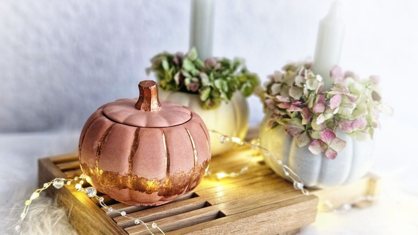 Kürbisse aus Keraflott gießen & färben – herbstliche Deko mit Hortensien und Blattgold