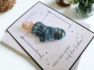 Geldgeschenk stricken statt kaufen – persönlich, kreativ & schnell gemacht sockenkarte